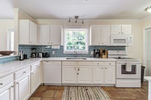 Fridge, microwave, oven, stovetop - Pools Paradise: 4  BR, 2  BA House in Wilmington, Sleeps 8 (Wilmington)