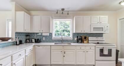 Pools Paradise: 4 BR, 2 BA House in Wilmington, Sleeps 8