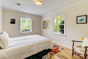 4 bedrooms, WiFi, bed sheets - Pools Paradise: 4  BR, 2  BA House in Wilmington, Sleeps 8 (Wilmington)