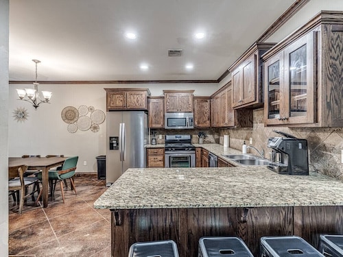 Quiet 4 Bed Home With HOA Park