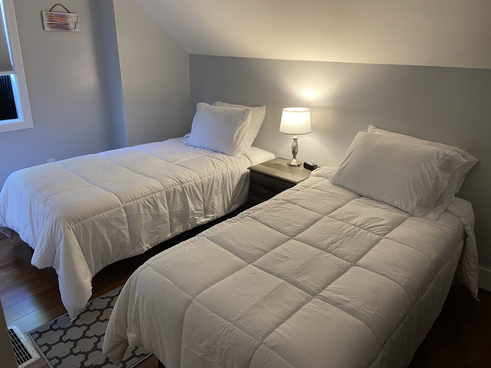 Cozy Glens Falls home away from home 15 minutes from Lake