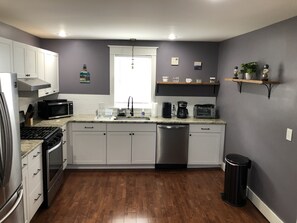 Een koelkast, een magnetron, een oven, een kookplaat