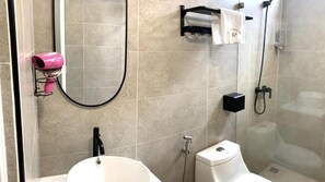 Chuveiro, produtos de toalete grátis, secador de cabelo, chinelos