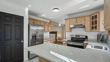 Réfrigérateur, four, plaque de cuisson, lave-vaisselle