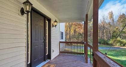 Picturesque, Cozy & Fun ~ GameRoom ~ Spacious Yard