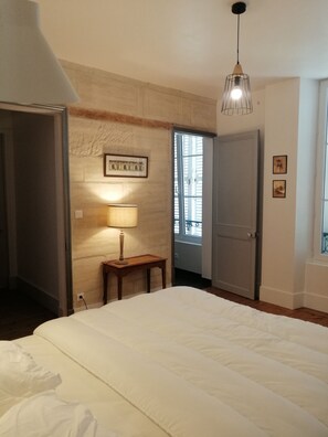 8 slaapkamers, een strijkplank/strijkijzer, wifi, beddengoed