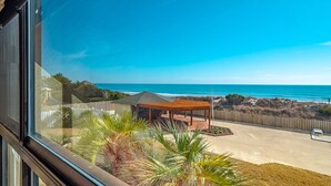Ein Balkon mit Meerblick und einer Holzpergola.