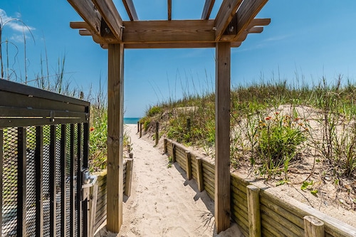 Dazzling 2BR/2BA condo unit w/ amazing oceanfront view and pool