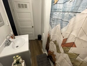 Combined shower/bathtub, hair dryer, towels, toilet paper