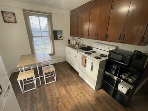 Fridge, oven, stovetop, coffee/tea maker