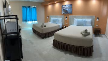 Habitación básica, 2 camas de matrimonio | Escritorio, wifi gratis, ropa de cama