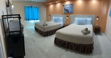 Escritorio, wifi gratis y ropa de cama 
