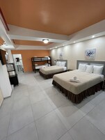 Escritorio, wifi gratis y ropa de cama 