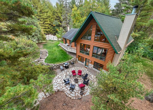 Sleeps up to 14. Stunning and spacious log cabin within 30 min of Brainerd.
