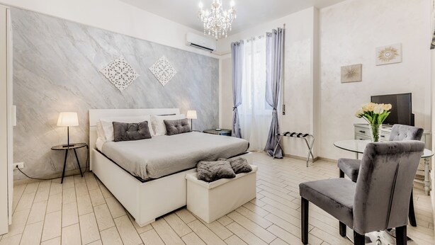 A modern bedroom with a large bed, bedside tables, a desk, and a chair. - Few steps from Vatican City - 2 double rooms (Roma)