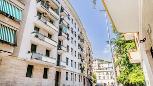 A multi-story building with balconies, a narrow street, and a clear sky. - Few steps from Vatican City - 2 double rooms (Roma)