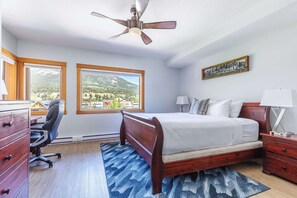 2 slaapkamers, een bureau, een strijkplank/strijkijzer, reisbedje