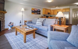 Una Smart TV, una chimenea, libros, una oficina