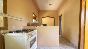 雪櫃、微波爐、焗爐、爐具