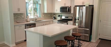 冰箱、微波炉、烤箱、炉灶