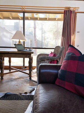 Smart TV, fireplace, DVD player - Meadow House 7 / 2 BR / 2 BA Sleeps 6+ (Sunriver)