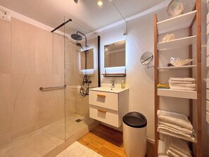 Bathtub, free toiletries, hair dryer, towels