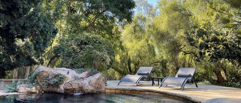 Piscina a l'aire lliure i piscina climatitzada