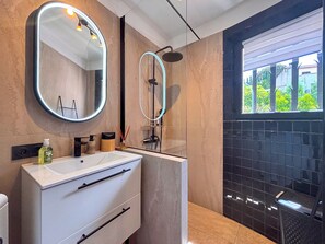 Badewanne, kostenlose Toilettenartikel, Haartrockner, Handtücher