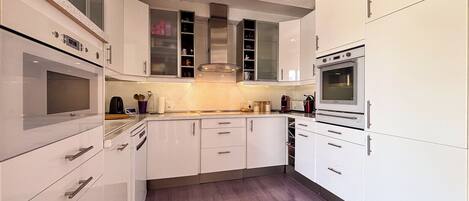 Frigorifero, microonde, forno, piano cottura