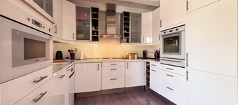La Dolce Villa, 11 sleeps, Pool & Landscaped Garden