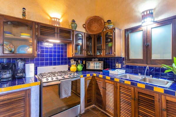 Refrigerador, horno, parrilla de estufa y cafetera y tetera