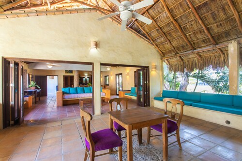 Hacienda Style. A block from the beach, 5 minutes walking to main plaza. 