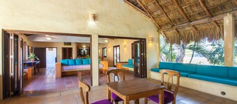 Hacienda Style. A block from the beach, 5 minutes walking to main plaza. 