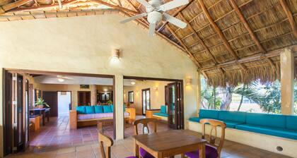 Hacienda Style. A block from the beach, 5 minutes walking to main plaza.