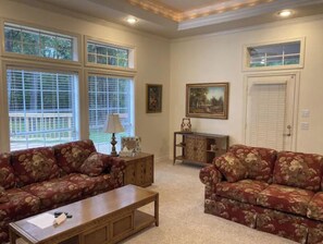 Smart TV, chimenea, reproductor de DVD y libros