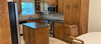 Spacious 1-Bedroom Guesthouse in the Woods