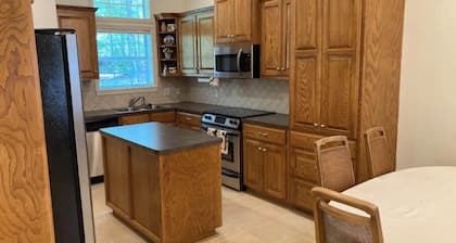 Spacious 1-Bedroom Guesthouse in the Woods