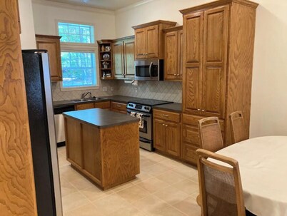 Spacious 1-Bedroom Guesthouse in the Woods