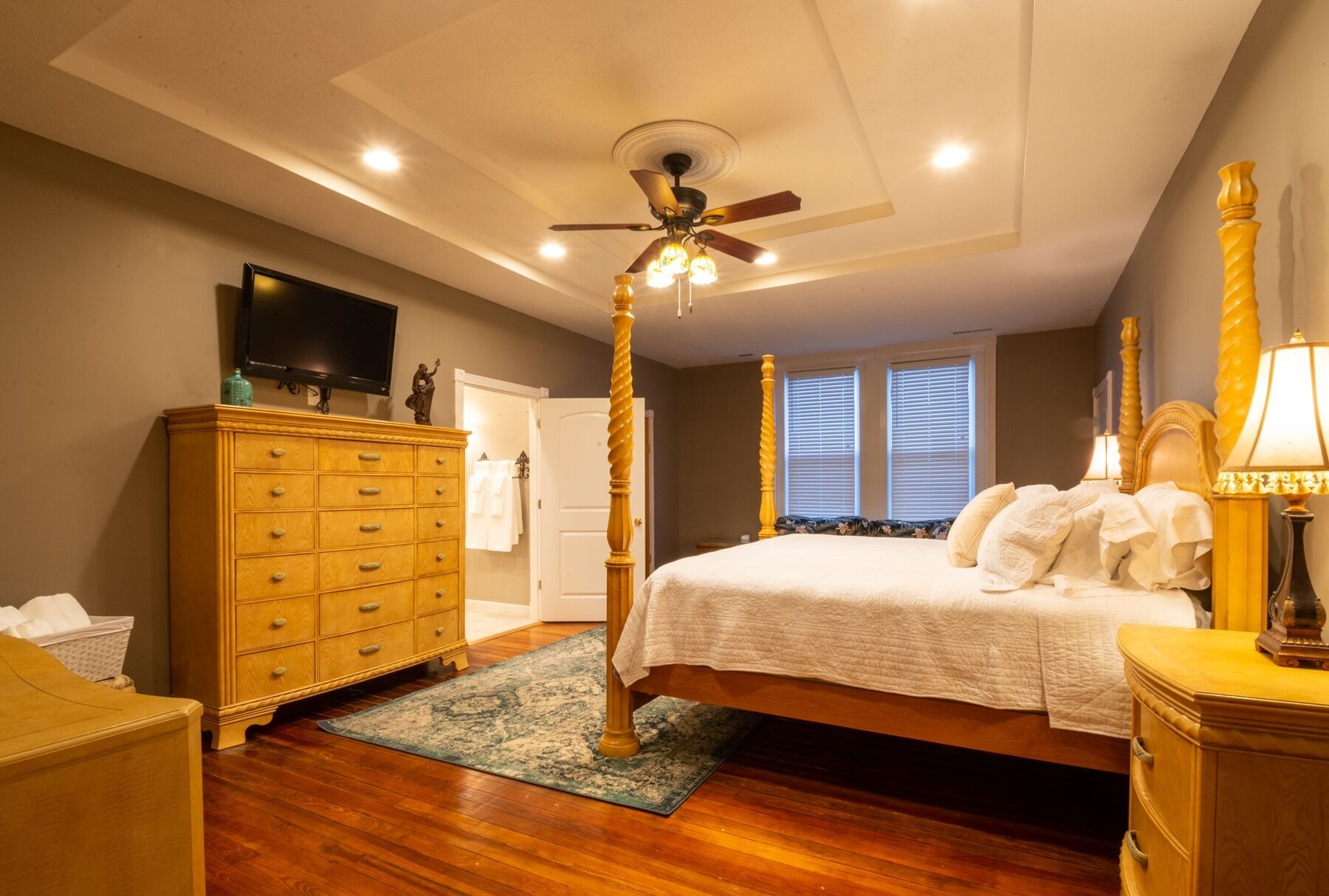 5 bedrooms, iron/ironing board, free WiFi, bed sheets