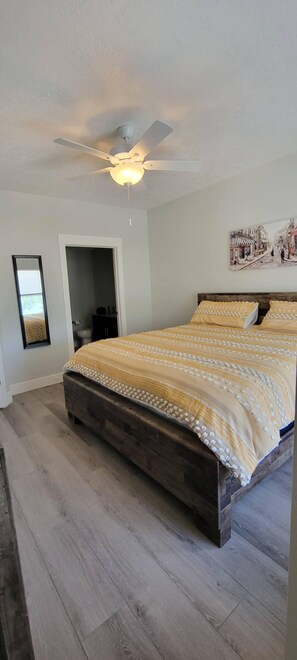 2 bedrooms, iron/ironing board, free WiFi, bed sheets - Newly Built Lakefront Condo (Storm Lake)