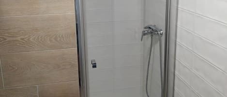 Dutxa, assecador de cabells, tovalloles i paper higiènic