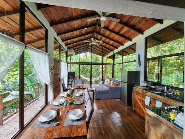 Cabañas Caeli, 3 Bedroom Cabin | บริเวณนั่งเล่น | สมาร์ททีวี 40 นิ้ว พร้อมช่องดิจิตอล, Netflix, Hulu