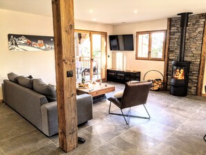 Smart-TV, Kamin, Bücher