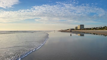 靠近海滩、沙滩毛巾