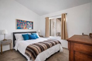 3 bedrooms, desk, iron/ironing board, free WiFi - Desert House in Joshua Tree/Yucca Valley with Pool & Hot Tub (Yucca Valley)