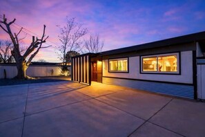 Exterior - Desert House in Joshua Tree/Yucca Valley with Pool & Hot Tub (Yucca Valley)