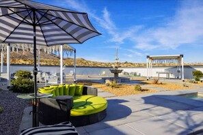 Outdoor dining - Desert House in Joshua Tree/Yucca Valley with Pool & Hot Tub (Yucca Valley)