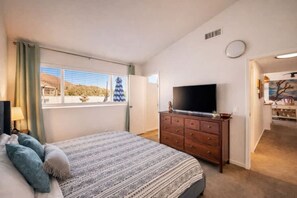 Desk, iron/ironing board, free WiFi, bed sheets - Desert House in Joshua Tree/Yucca Valley with Pool & Hot Tub (Yucca Valley)