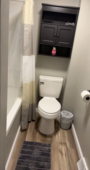 Combined shower/bathtub, towels, shampoo, toilet paper
