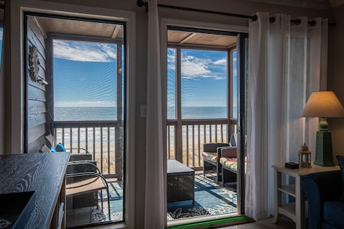 Oceanfront + King Bed + Charming Condo W/ 3 BD 2.5 BA